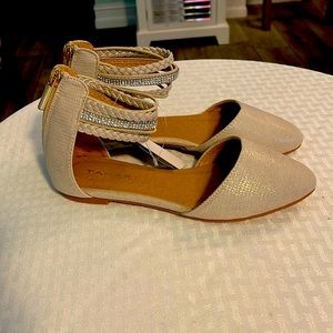 Girls sz 2 Tahari flats w/ zip up back with back. NWOT